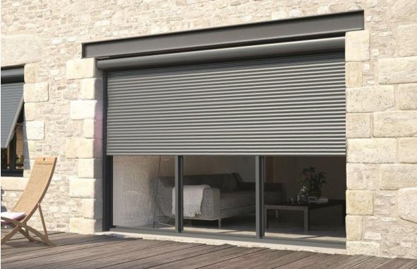 Volet roulant installé devant une porte-fenêtre